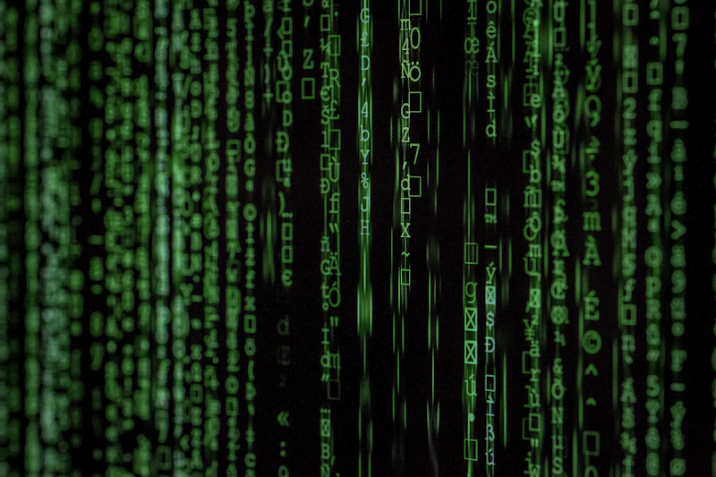 Zeleni redovi programskog koda na tamnom zaslonu
